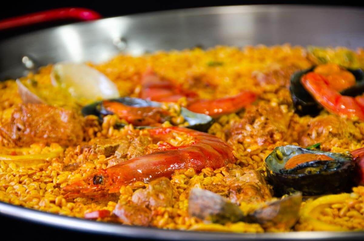 comida ficticia, imitación de paella valenciana, réplica de paella, comida de exposición paella